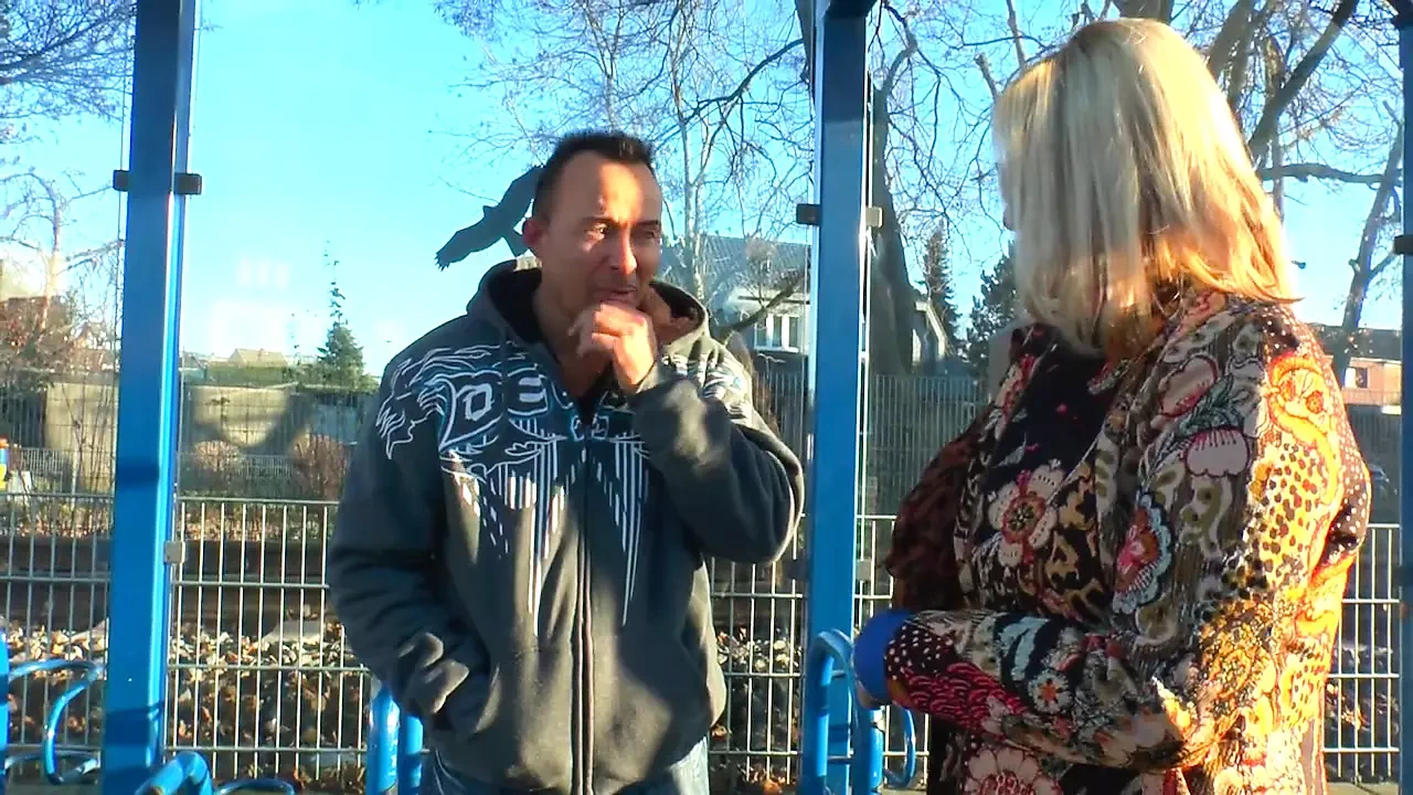 大胸部的金发女郎喜欢嘴里的鸡巴...穿孔阴户啪