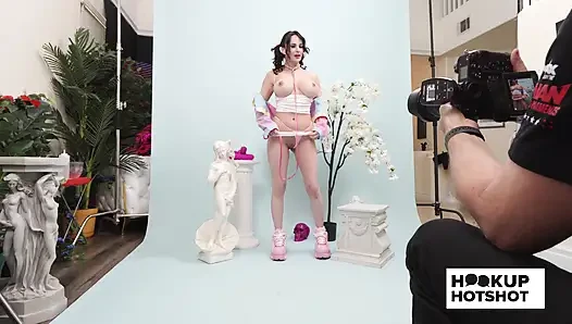 BTS - aviana violet probiert outfits in einem flirty moment hinter der bühne an!