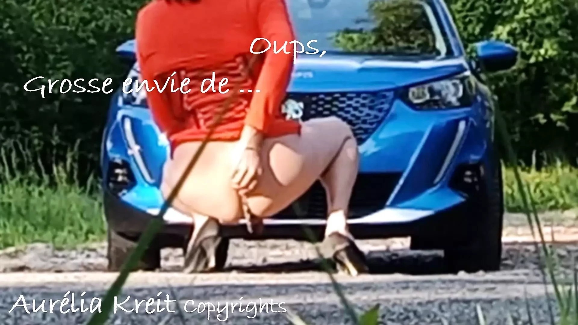 szabadtéri kiállításon pisilek, és addig verem, amíg anális orgazmusom nem lesz az út mellett az autó motorháztetőjén
