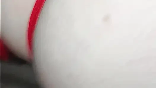 Маленькая рыжая шлюха на капюшоне