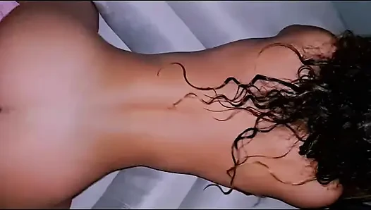 Büyük bir yarak götünde titreşiyor ve onu spermle dolduruyor