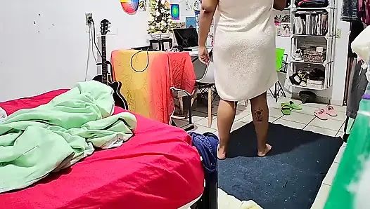 Ich beobachte, wie meine stiefschwester aus der dusche kommt