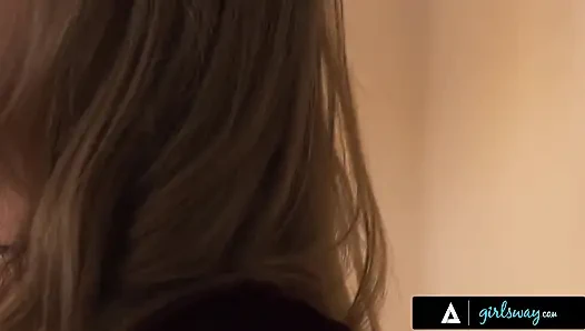 GIRLSWAY - грудастая Женское доминирование Octvia Red использует подругу Chloe Сюрреалиста в качестве мебели, разговаривая с ее лучшим членом