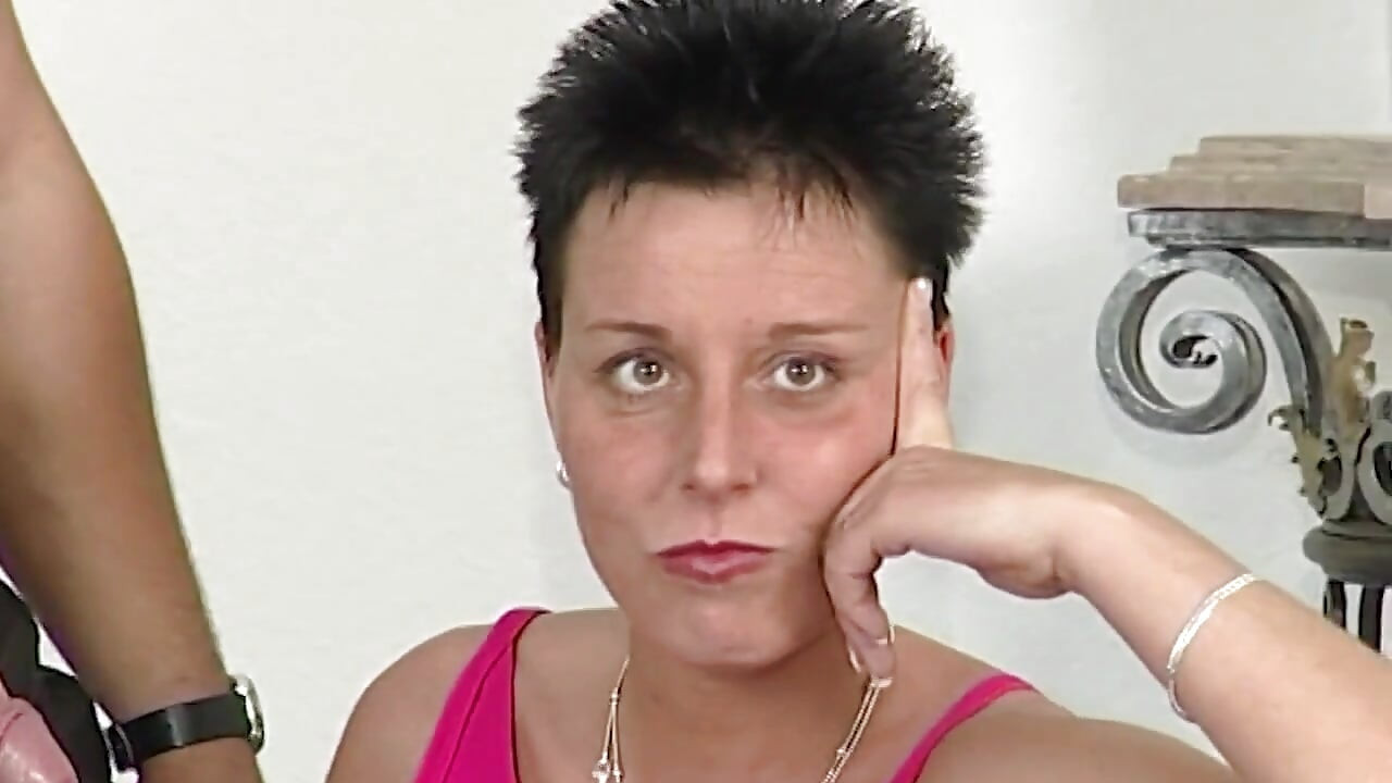 O mamă sexy seducătoare futută cu degetul și suge pula până la un orgasm exploziv