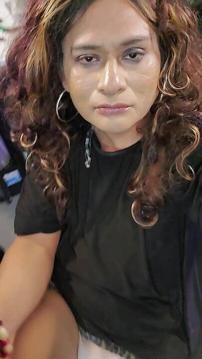 Seksi kadın latin vücudunu gösteriyor