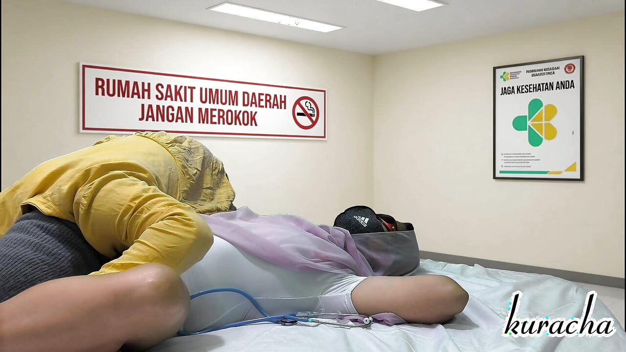 Une infirmière pulpeuse sexy vient chez un docteur pour le baiser.