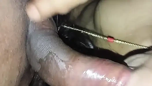 Hintli kız üvey kız kardeşim hızlı bir şekilde sikimi derinden emiyor