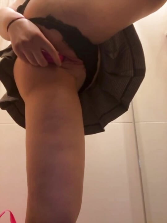 Jucielussie Sucking in locker room and masturbating