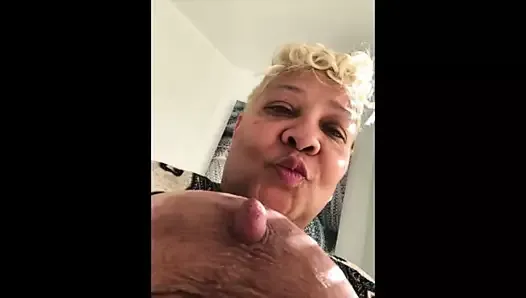 Abuela negra en tour de putas