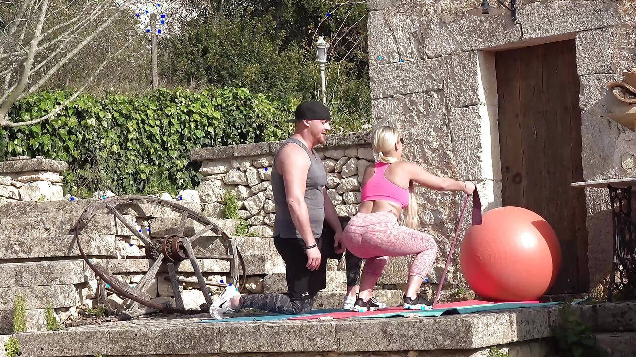 MILF blonde bertindik menikmati seks bertiga di luar selepas yoga