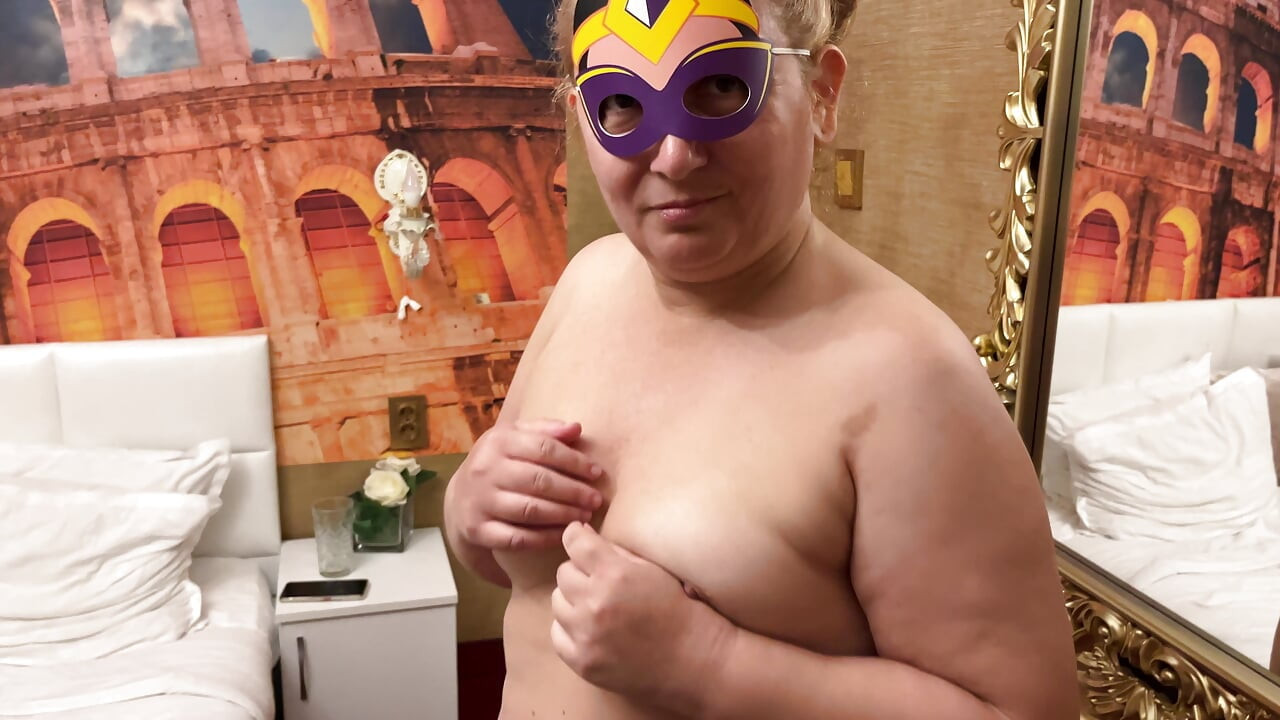 El encanto de Zara desnuda y húmeda disfrutando de una ducha caliente