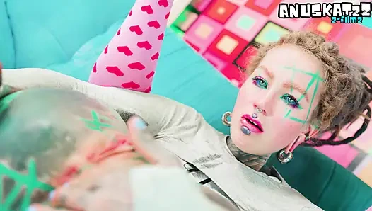 Обожащая анал ALT Pornstar широко зияет после жесткого траха татуированного хуя