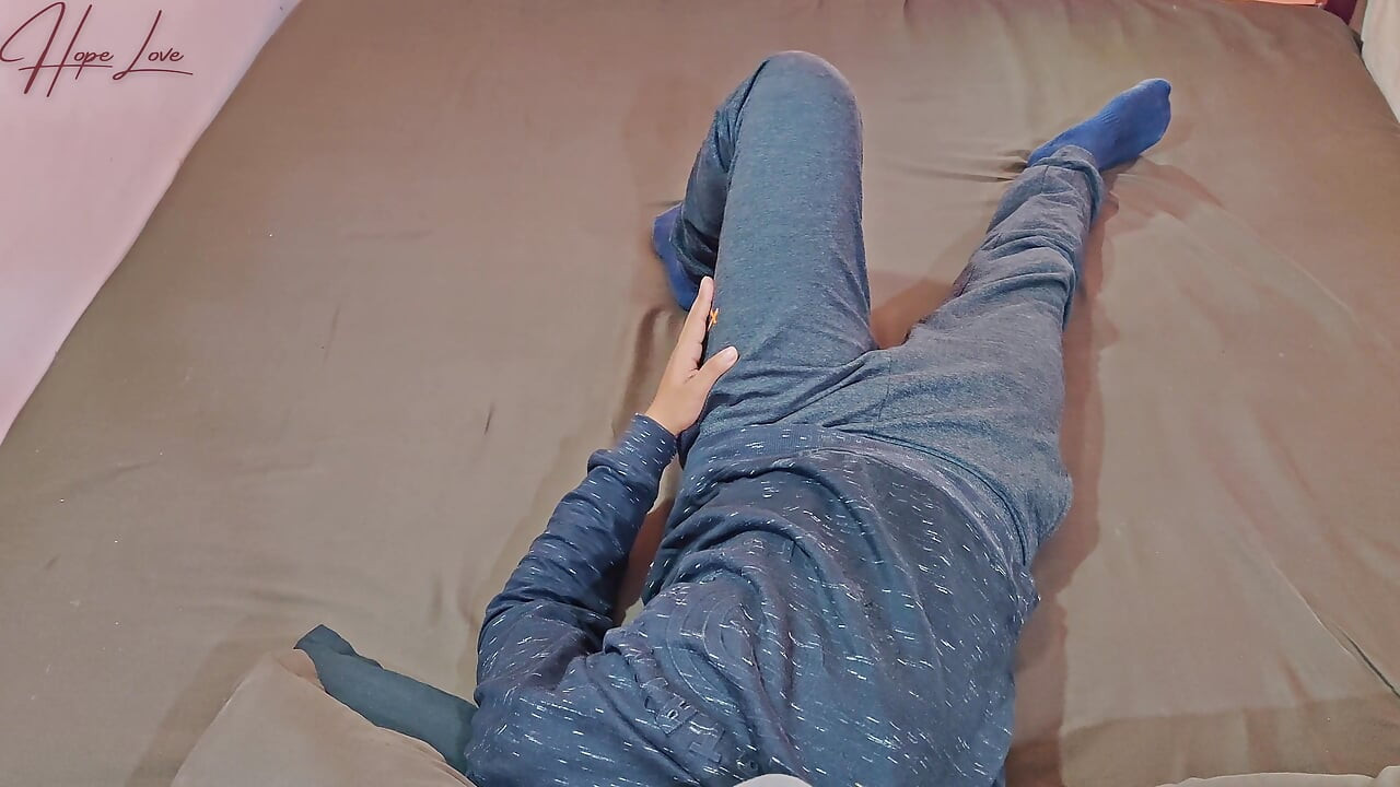 हॉट मलेशियाई सौतेली बहन सौतेले भाई को काम से तनाव छोड़ने में मदद करती है