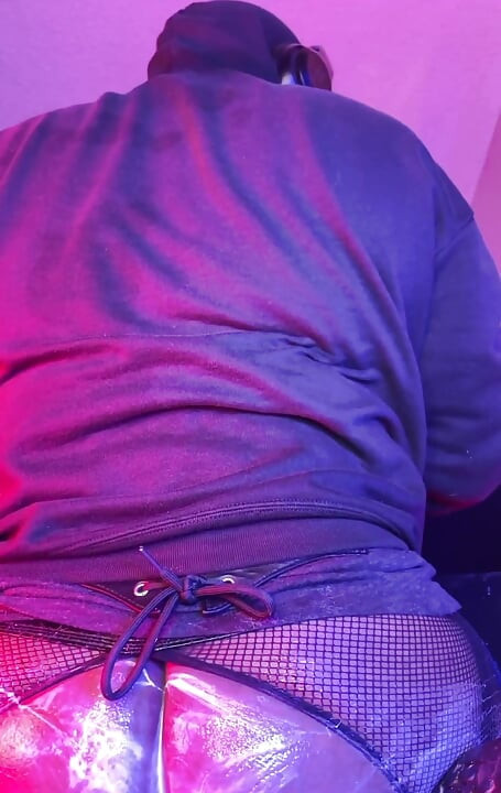Îmi lărgesc gaura cu un vibrator fanteziei Toys Topped