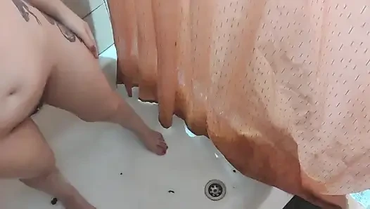 Du hast eine kamera in meine dusche gelegt und mich ausspioniert
