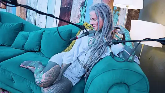 Aku lagi ngomongin tentang p - passion - asmr podcast sfw lagi ngobrol sama model bertato rambut gimbal gotik