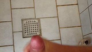 Sueco de 30 años masturbándose en la ducha