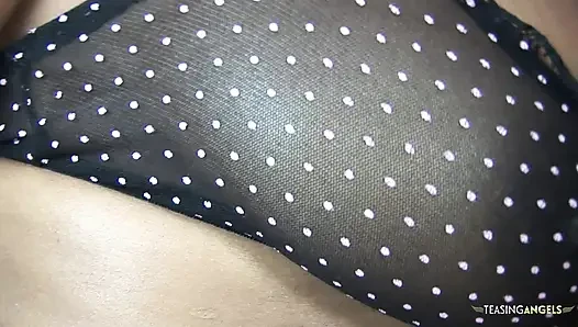 Ebenholz-sweetie umhüllt ihre lippen um einen riesigen schwanz, bevor sie tief geritten wird