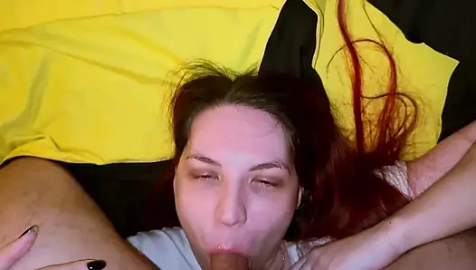 İtaatkar evli kadın yüzünü sikiyor