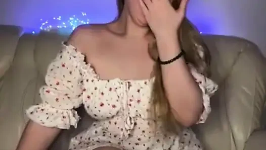 Jucielussie seksi elbisesiyle sıkı amcığını parmaklıyor