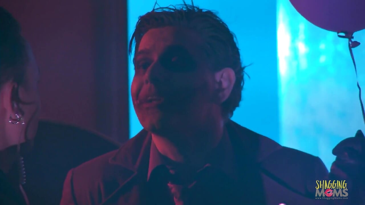 Pesta seks luar biasa di klub striptis sama tante semok dengan kostum seksi dan cowok kontol besar