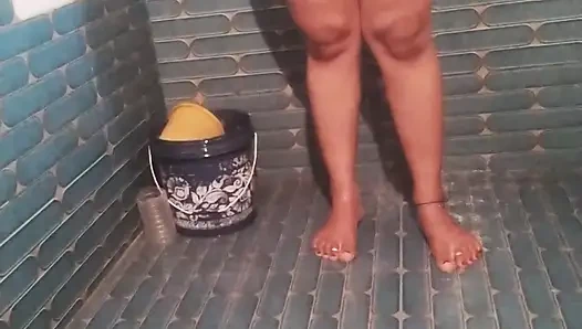 Indian desi bhabhi bathroom chan korche tar video