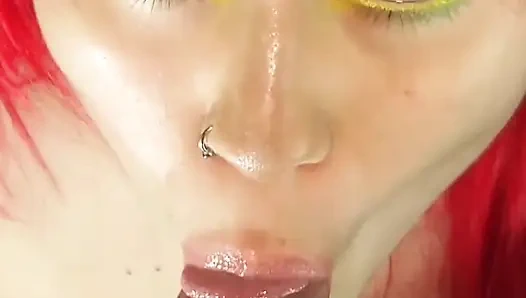 Она обожает, когда ее кормить вкусной спермой