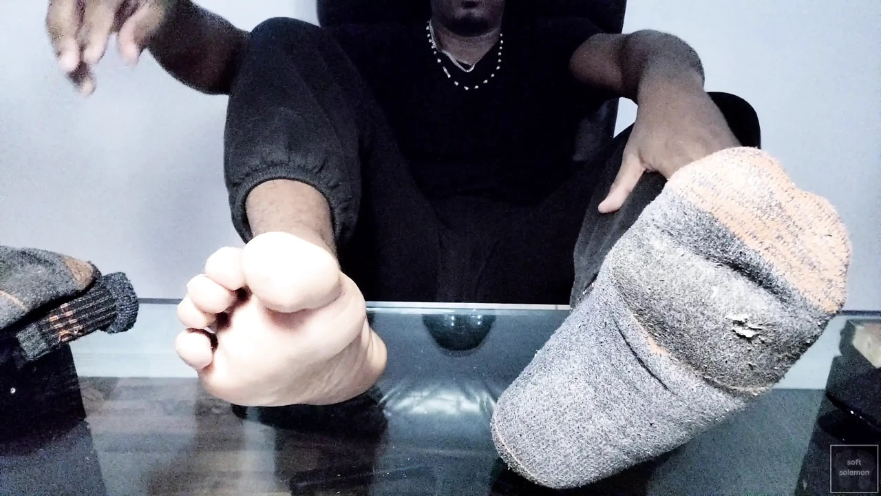 I expose my bright male soles (2025)