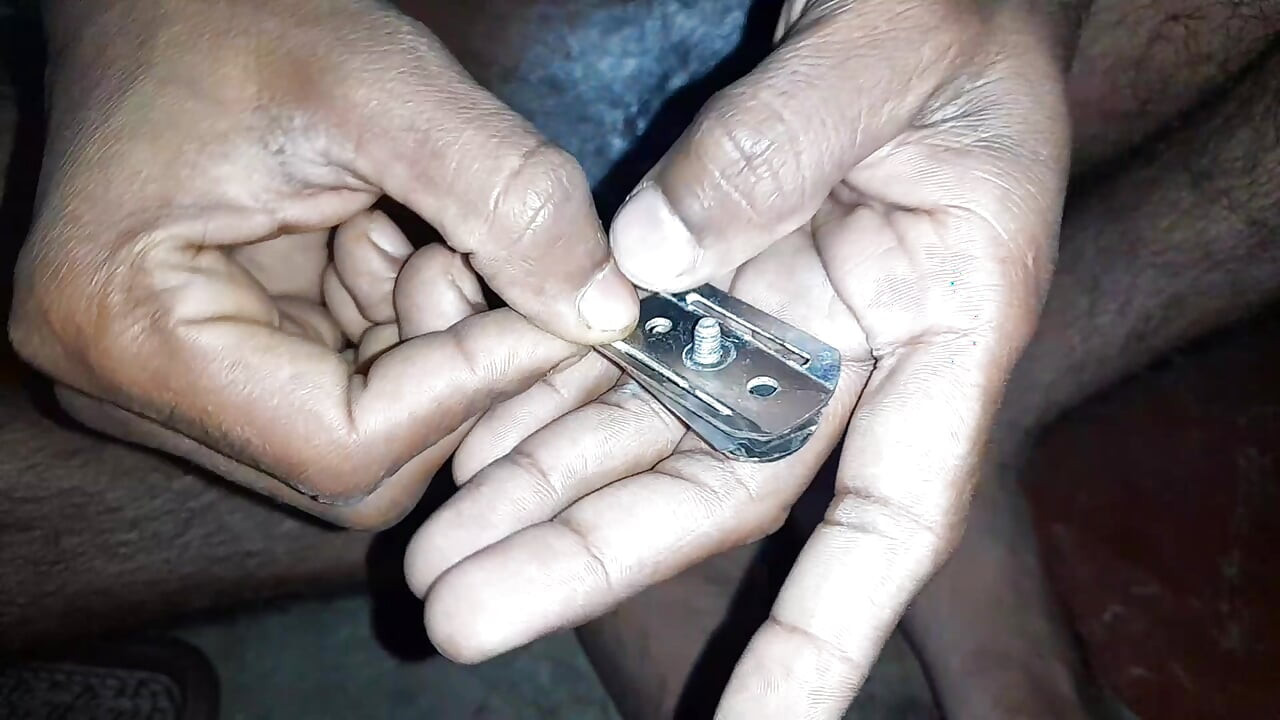 Indischer selbstgedrehter dorfjunge nukes putzt die haare des penis und ist zur zeit völlig nackt