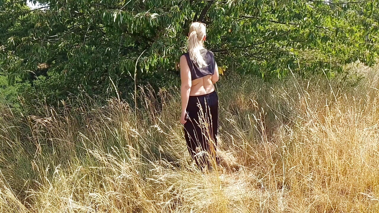 Volwassen blonde vrouw geniet van seks
