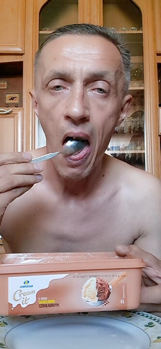 ฉันน้ําแตกบนไอศกรีมและกินน้ําเงี่ยนอย่างมีความสุข
