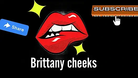 Brittany benutzt ein Badezimmer, um vor anderen menschen zu duschen