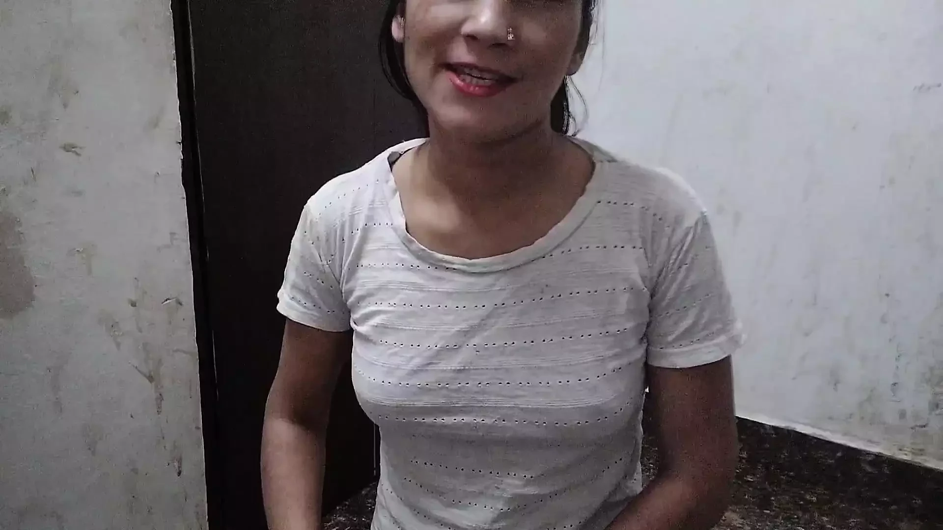 Desi girl ko chocolate khila kar chut mar liya