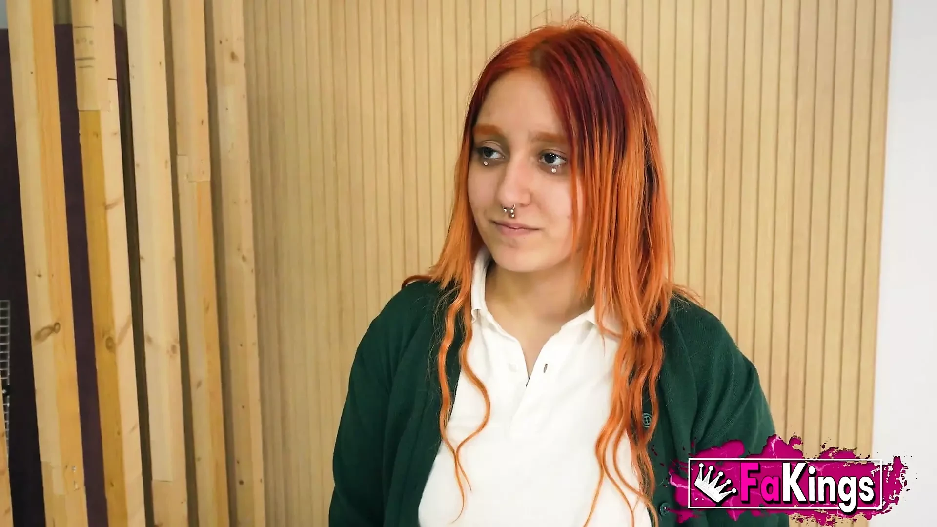 ¡Trae a tu madrastra al día de trabajo! Nena de 18 años trae a su propia madrastra a su debut porno