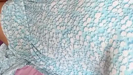 Cewek sange ini lagi asik masturbasi itilnya sampai orgasme intens