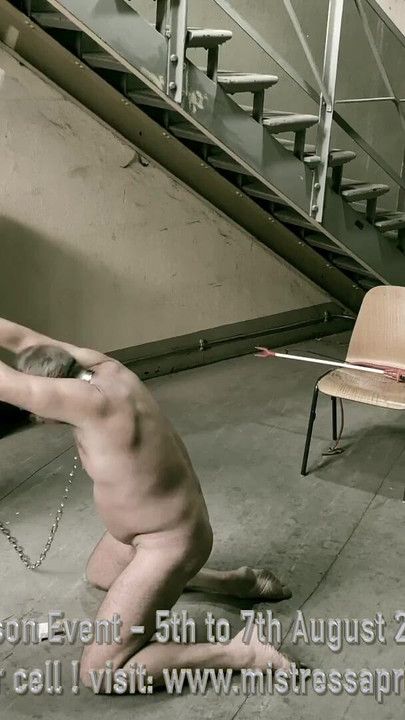 Napínavý okamžik z "Dominatrix Mistress April - vojenský bunker vězeňský cvičení"