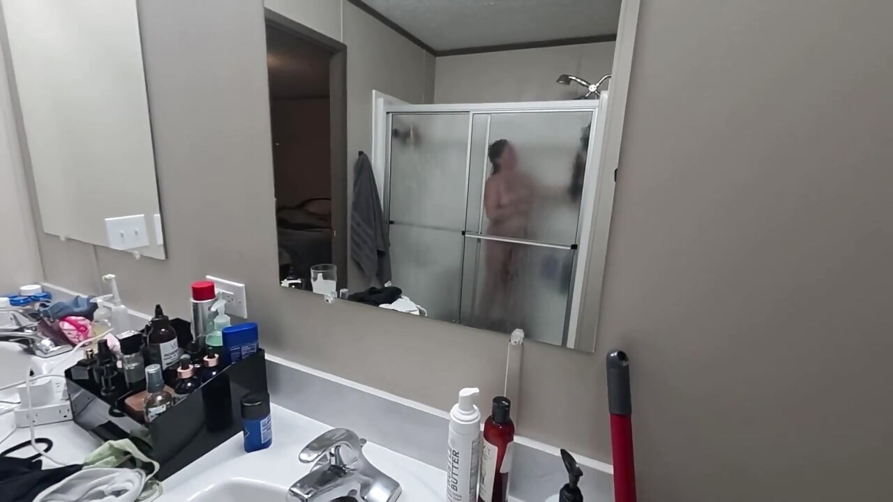 Un peeper sous la douche détruit une PAWG