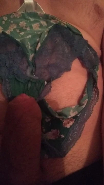 Homenaje a mi hijastra en medias y bragas