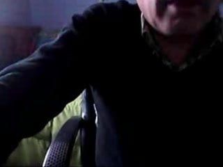 Tata pokazuje swojego gorącego penisa na kamerze internetowej