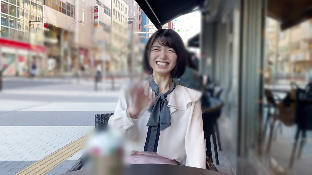 A118F01 A classic idol-level small face and a cheerful smile with a natural girl in a private shoot at a love hotel! A cute smile and a facial finish!