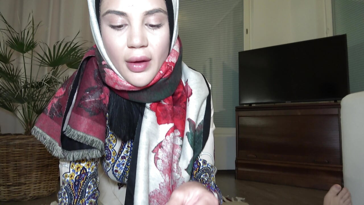 Hijab Stepsister Wants Sex When She Is Alone With Older Stepbrother