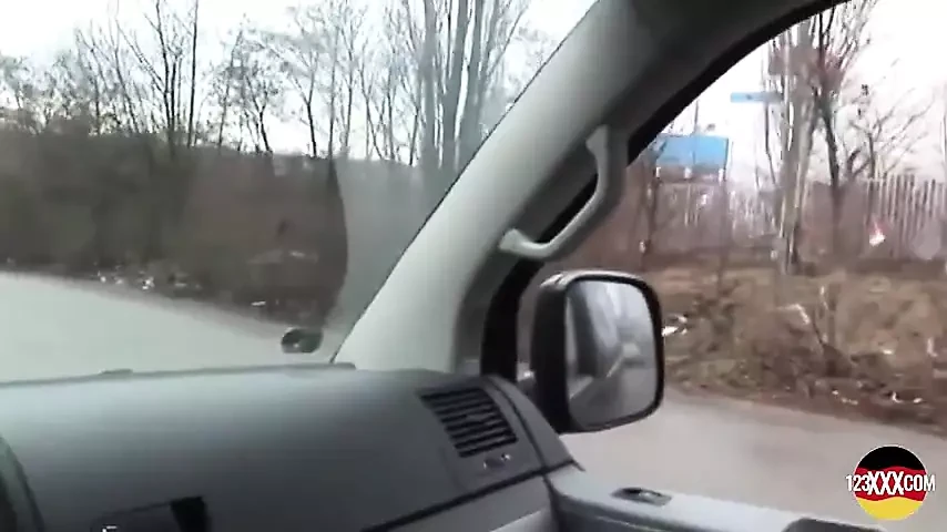 Îi place să-și lingă pizda înainte de sex dur în mașină.