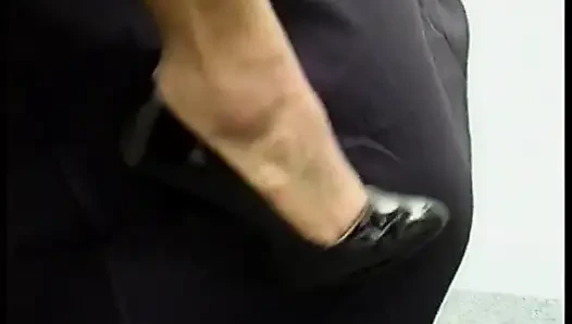 Vollbusige ebenholz-MILF mit falschen titten bückt sich für ein schönes hardcore-hämmern