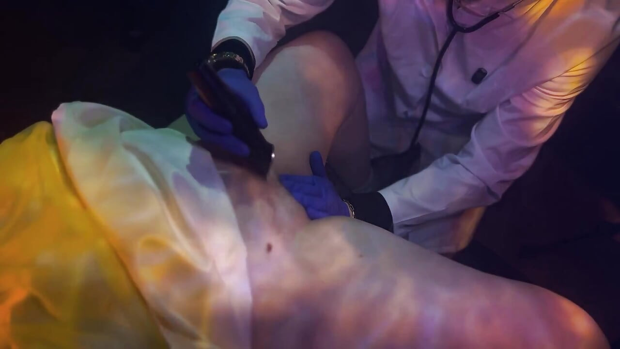 Me afeita el arbusto durante el chequeo médico