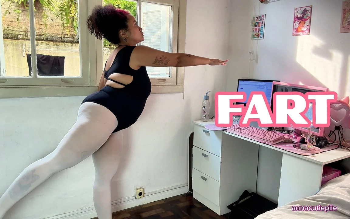 Mollige ballerina scheet tijdens ballettraining