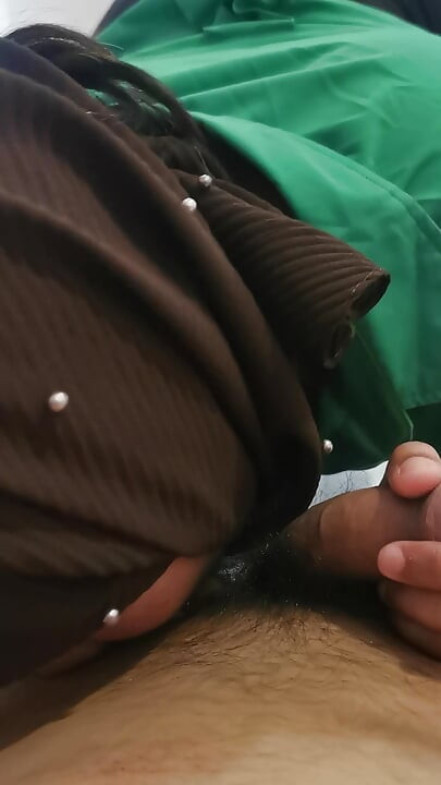 女老師跟A在一起，所以趕緊回家找男朋友。