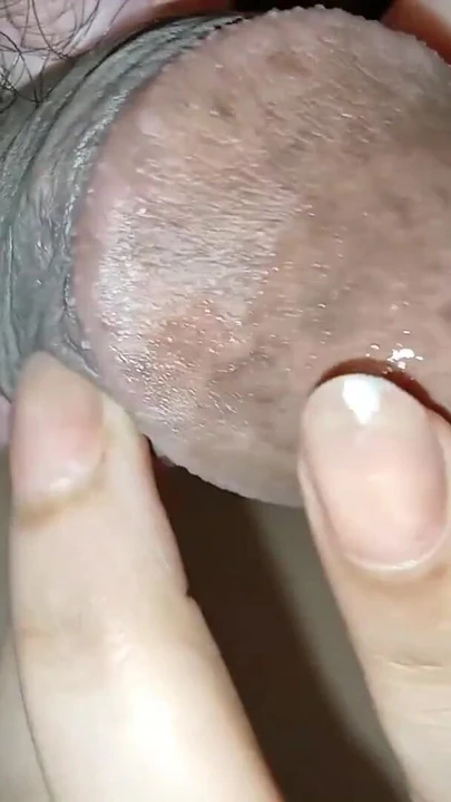Izgalmas pillanat a "Közeli creampie Desi Kirtee Bhabhi mindkét kezével kinyitja a punci lyukát, és beveszi a cumot"