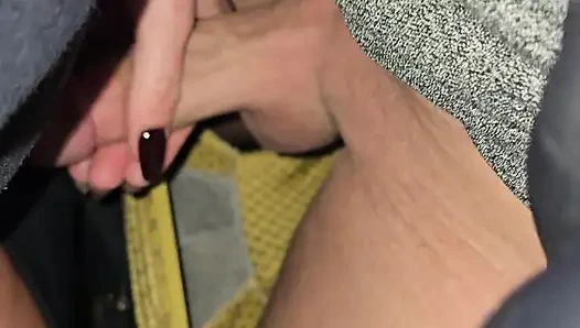 Gerçek orta yaşlı seksi kadın bar tuvaletlerinde müstehcen ön sevişme yapıyor