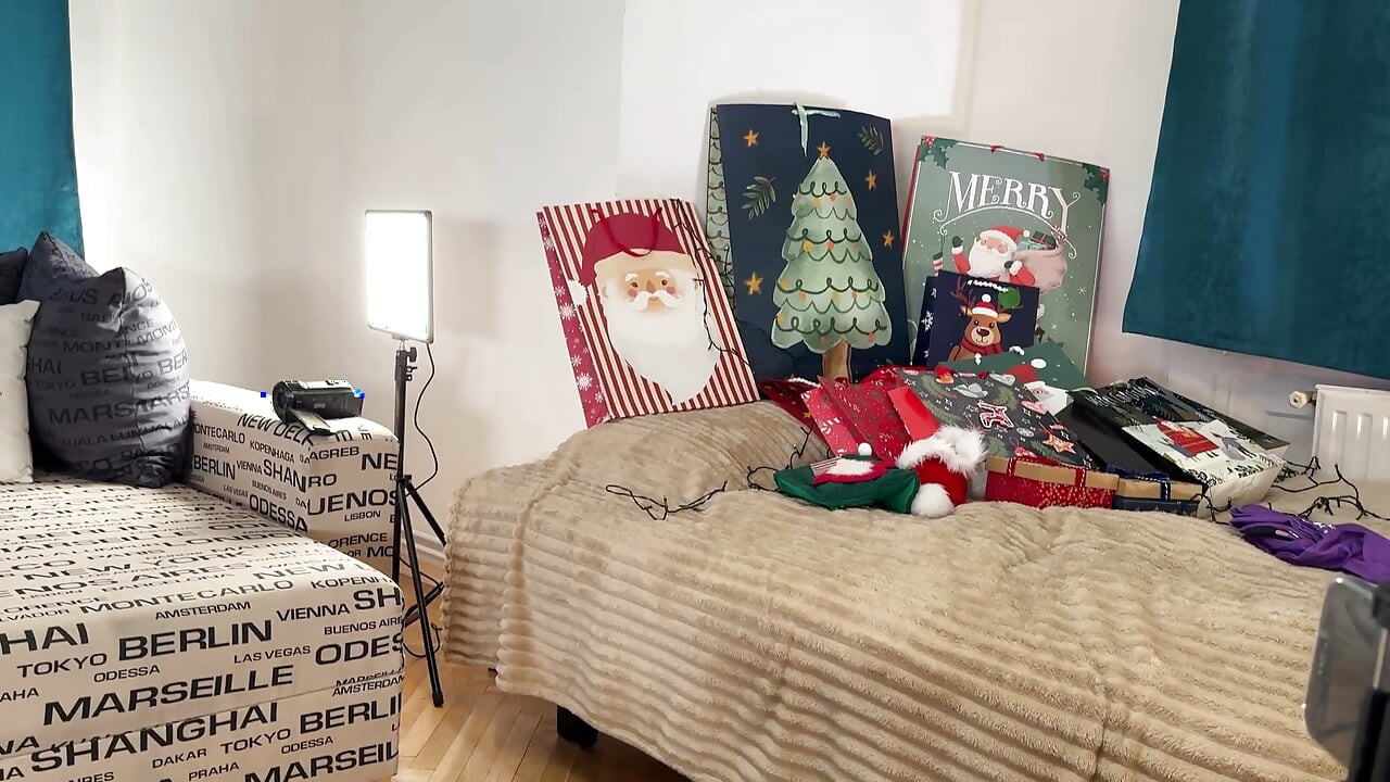 Zwei mädchen, ein typ, weihnachtsparty mit viel glückspilz und endlosem schwanznecken für eine handjob-herausforderung