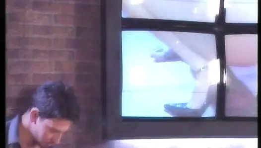 Cewek hot rambut cokelat dengan stoking seksi ini dientot habis-habisan sampai meringis keenakan